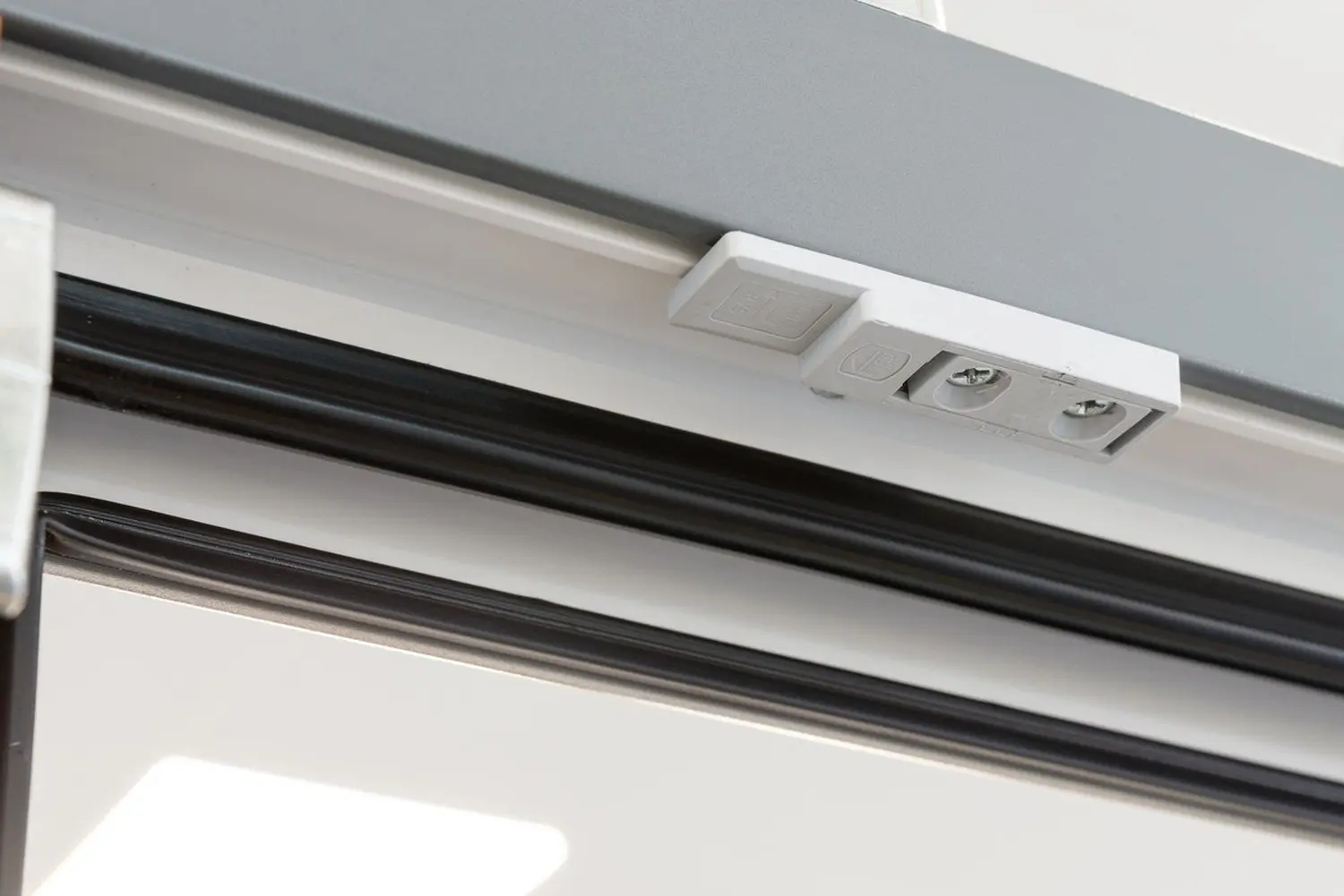 AP Fensterbau, Beschläge Maco Multi Matic KS, Reedkontakt